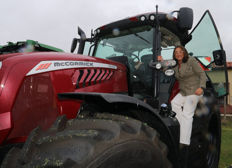 La Consejera de Agricultura firma un convenio con empresas de maquinaria agrícola. / Brágimo
