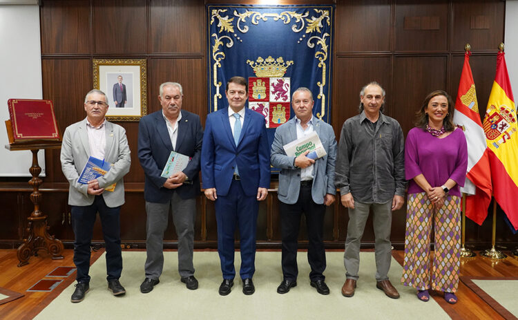 Mañueco planteará a Sánchez una PAC “que defienda al agricultor profesional” 1 Reunión del Presidente de la Junta con las OPA de CyL. / Miriam Chacón