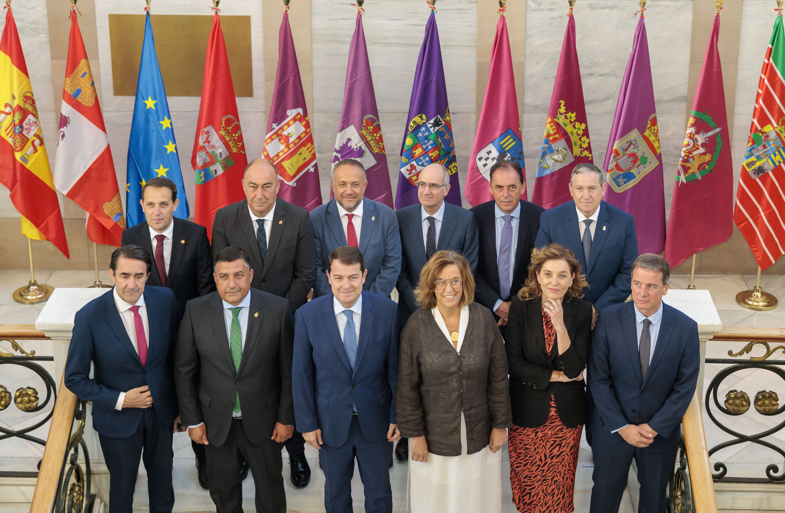 Los presidentes provinciales y el presidente autonómico, Fernández Mañueco, posan en el acto de la firma de los protocolos. / Junta