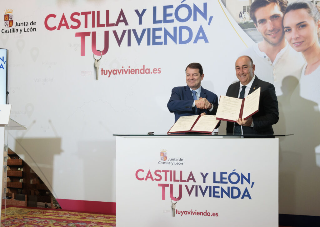 Miguel Ángel de Vicente y Alfonso Fernández Mañueco después de la firma / Junta de Castilla y León