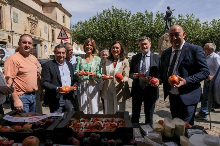 Varios pueblos de la provincia presentes en el Fromago Cheese Experience 2024 1 Rodríguez y De Vicente posan con los tomates de Martín Muñoz / Diputación