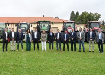 Alumnos de FP agraria de Segovia se formarán con tractores de última generación 18 La consejera de Agricultura, Ganadería y Desarrollo Rural, María González Corral (centro) en el acto de la firma del convenio.