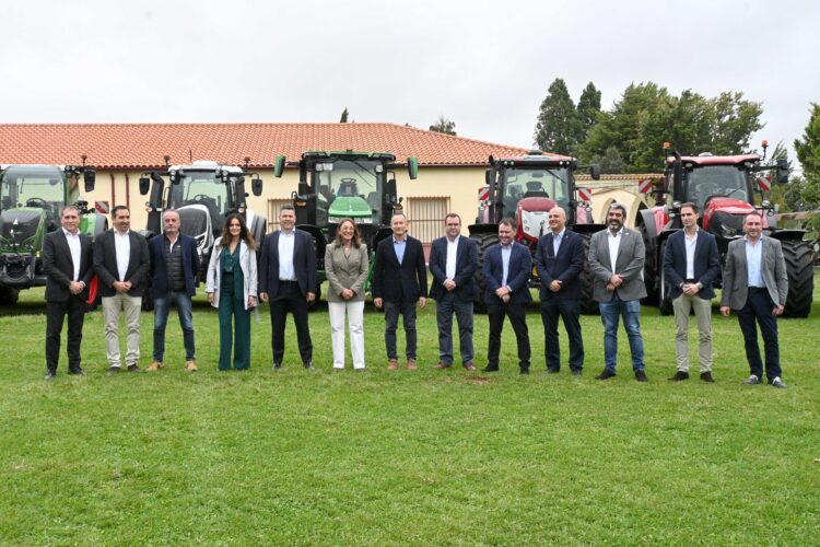 Alumnos de FP agraria de Segovia se formarán con tractores de última generación 1 La consejera de Agricultura, Ganadería y Desarrollo Rural, María González Corral (centro) en el acto de la firma del convenio.