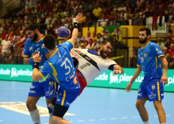 Gonzalo Carró, agarrado por un rival para dificultar su lanzamiento en el partido ante Valladolid./ AMADOR MARUGÁN