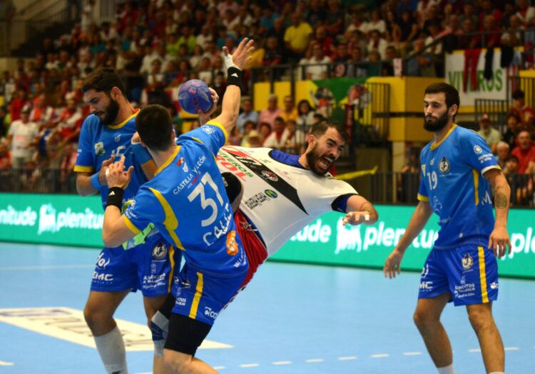 El Balonmano Nava, contra el maleficio 1 Gonzalo Carró, agarrado por un rival para dificultar su lanzamiento en el partido ante Valladolid./ AMADOR MARUGÁN
