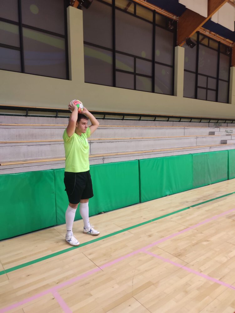 El fútbol sala prueba la vuelta atrás 1 Un jugador, ejecutando un saque de banda con la mano. / C.A.