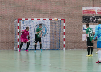 El portero y el defensor miran cómo el balón se estrella en el larguero en un partido del San Cristóbal. / E.A.