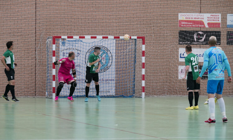 El San Cristóbal confirma su buen arranque de liga 1 El portero y el defensor miran cómo el balón se estrella en el larguero en un partido del San Cristóbal. / E.A.