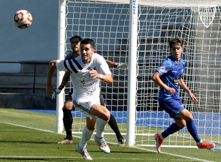 Berlanga mira el balón que sobrepasa la portería del Ourense en un momento de la primera parte del encuentro./ JUAN MARTÍN-G. SEGOVIANA