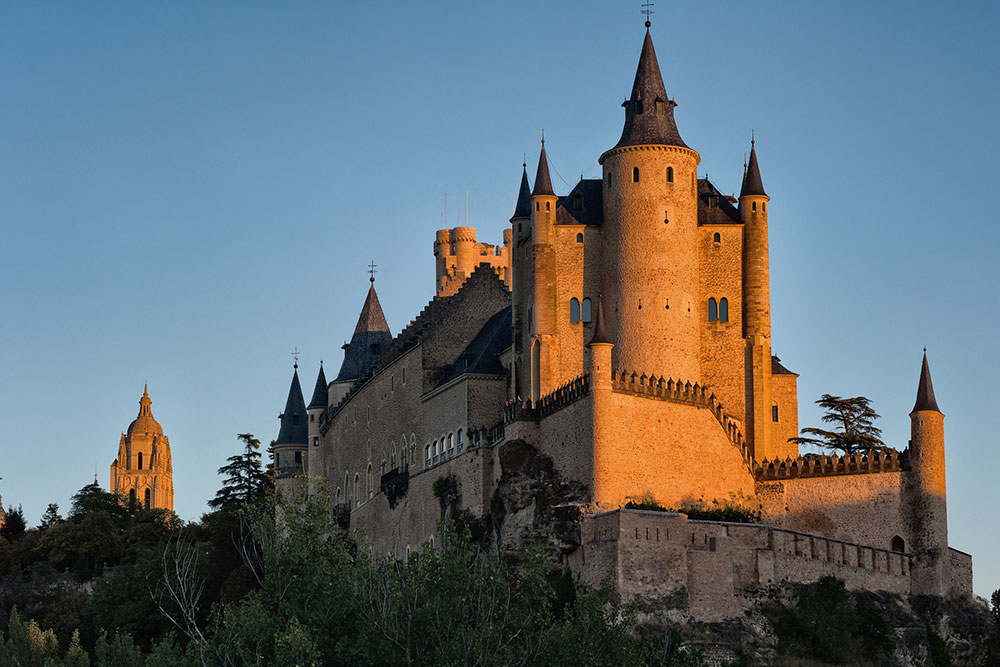 Vista del Alcázar con la torre de la Catedral de Segovia al fondo / La Noche del Patrimonio Vista del Alcázar con la torre de la Catedral de Segovia al fondo / La Noche del Patrimonio