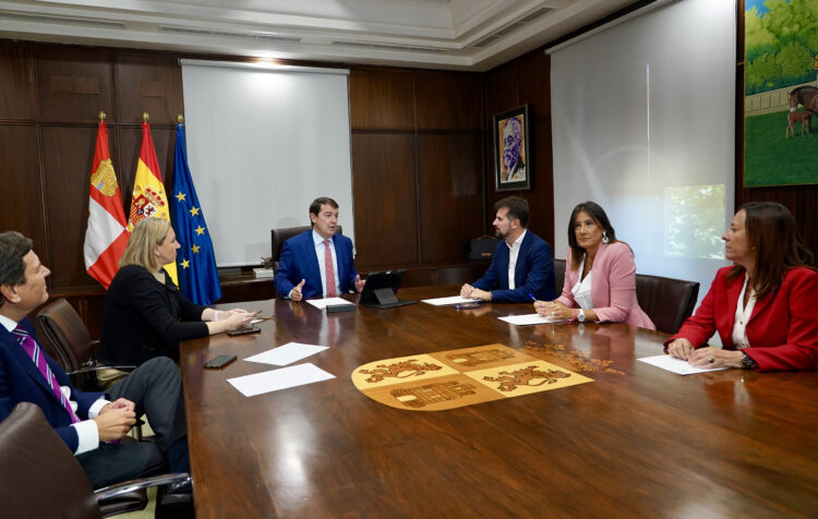 Alfonso Fernández Mañueco durante su reunión con Luis Tudanca. / Miriam Chacón