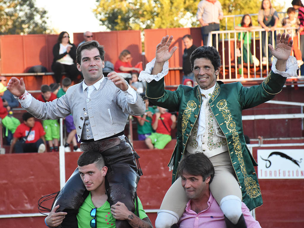 Sebastián Fernández y Paulo Jorge Santos salen en hombros de la plaza de toros de Ayllón. / A.M.