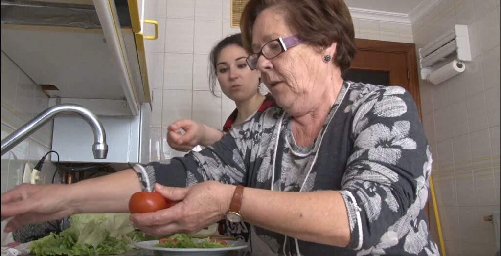 Los jóvenes que participan en el programa ayudan en las tareas diarias / UVA