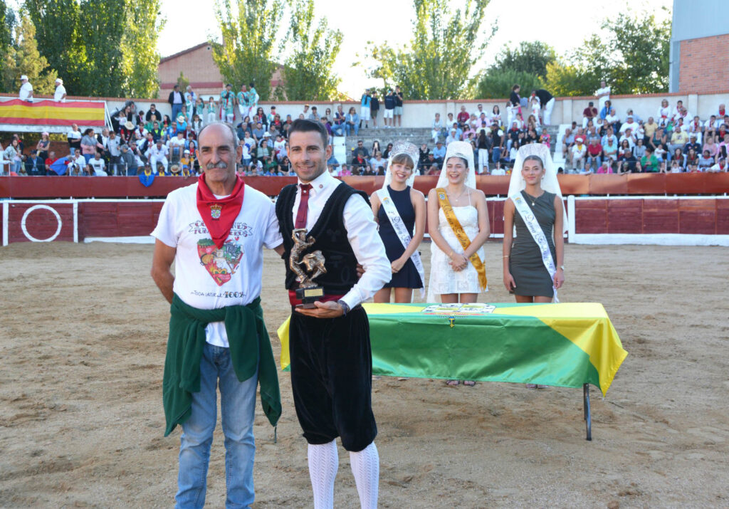 El grupo 'Efecto Pasillo', cita para la noche del viernes en Nava de la Asunción 3 El ganador del concurso Jonathan Estébanez tras recibIr el trofeo. / AMADOR MARUGÁN