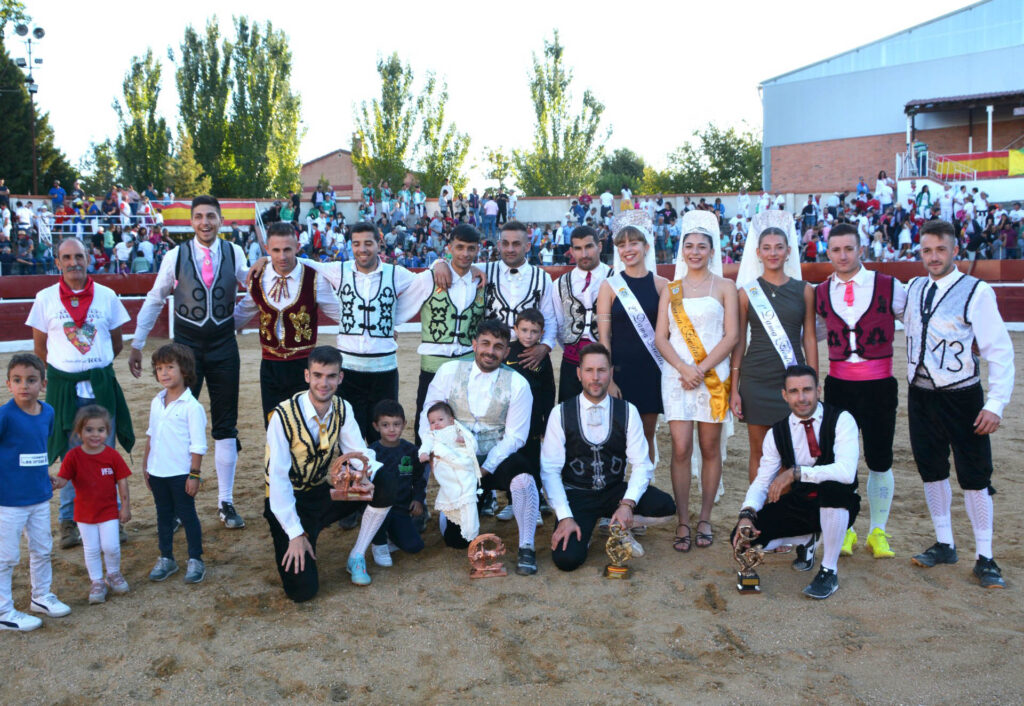 El grupo 'Efecto Pasillo', cita para la noche del viernes en Nava de la Asunción 2 El grupo de recortadores, junto a los ganadores, el alcalde de Nava, reina y damas de las Fiestas. / AMADOR MARUGÁN