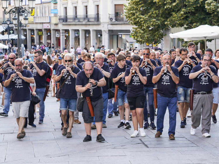 Homenaje a los 40 años de la Escuela de Dulzaina en la Muestra ‘Ciudad de Segovia’ 1 Componentes de la Escuela de Dulzaina de Segovia, durante un pasacalles de las Ferias y Fiestas. / EL ADELANTADO