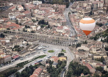 Globos sobrevolando la ciudad de Segovia, durante la jornada de este viernes. / EFE - PABLO MARTÍN.