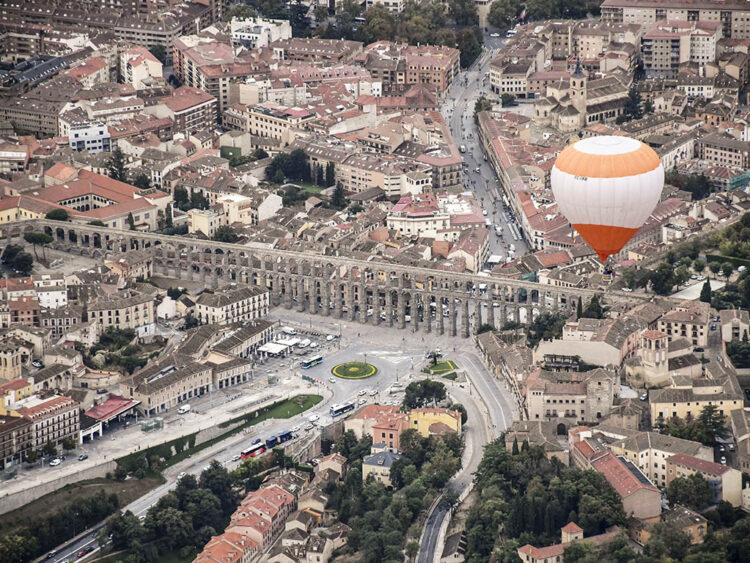 Globos sobrevolando la ciudad de Segovia, durante la jornada de este viernes. / EFE - PABLO MARTÍN.