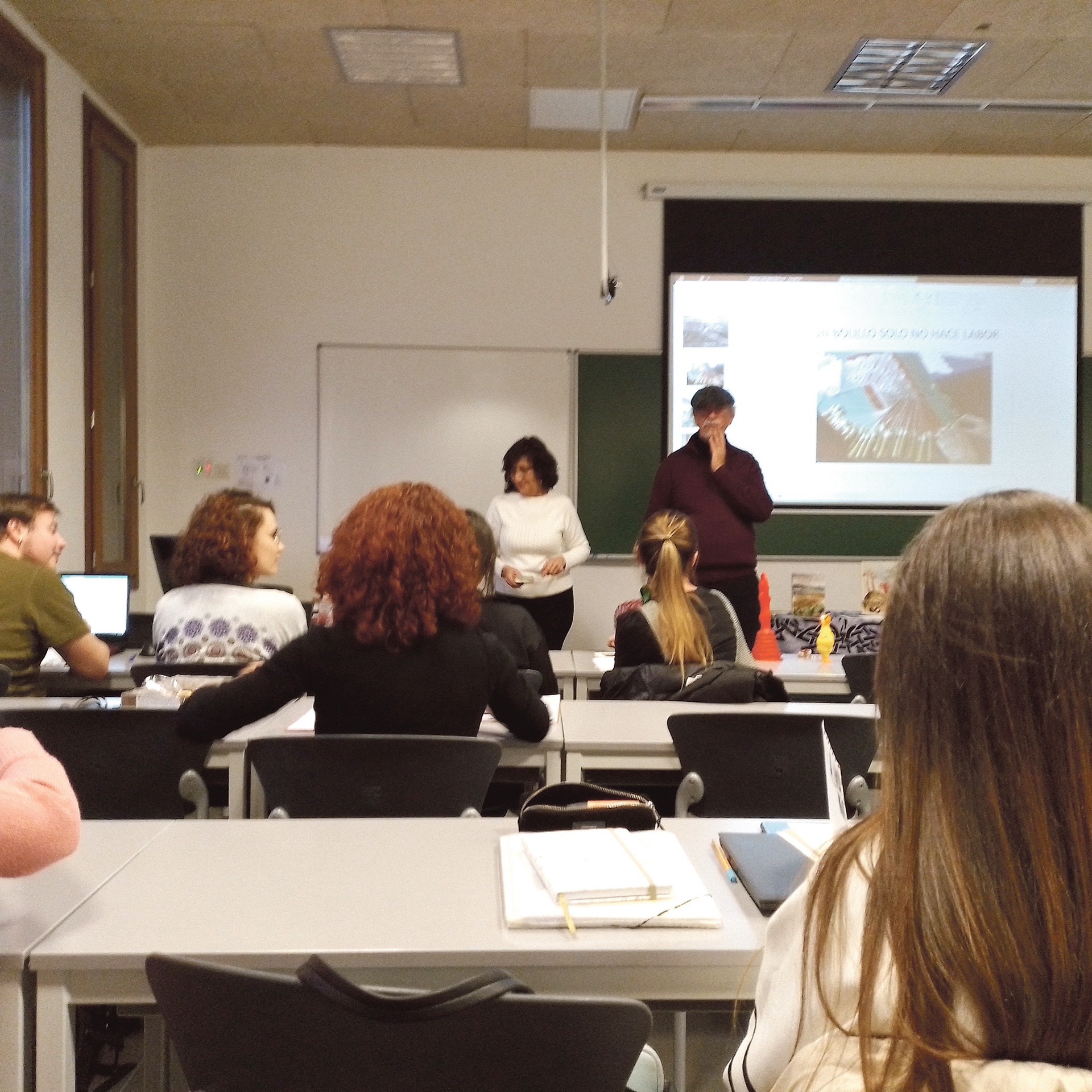 Intervención de integrantes de MRP en una clase de la Facultad de Educación. / Luis Torrego Egido