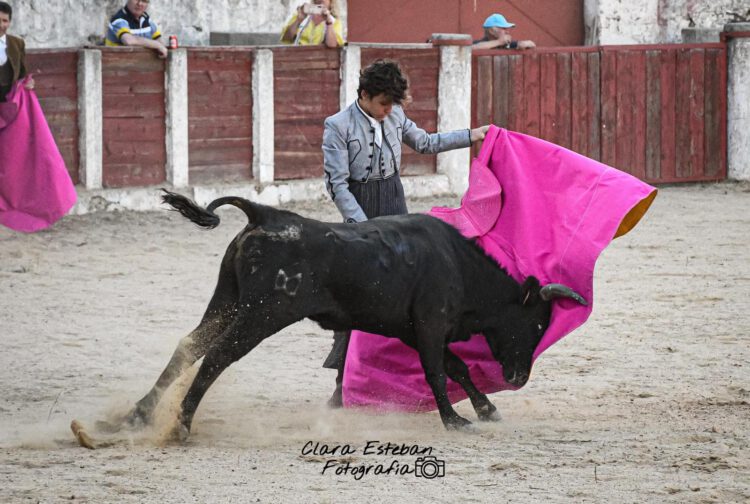 Jaime Hermosa recibe a un ejemplar de Cayetano de Frutos, en la clase práctica de Santa María la Real de Nieva. / CLARA ESTEBAN FOTOFRAFÍA (Foto cedida por Jaime Hermosa)