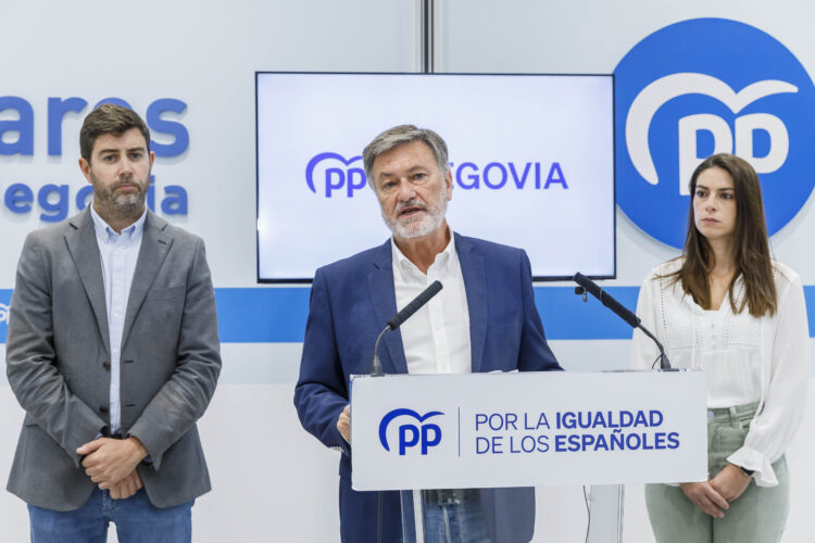 Los procuradores del Partido Popular por Segovia Javier Carpio, Francisco Vázquez y Elena Rincón. / NACHO VALVERDE - ICAL