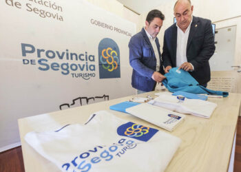 Javier Figueredo y Miguel Ángel de Vicente presenta la imagen de Turismo de la Diputación. / KAMARERO