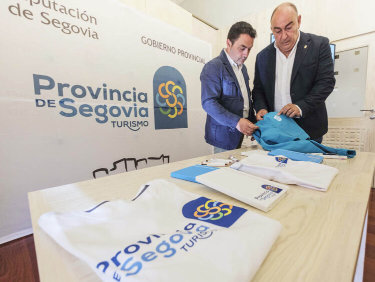 Javier Figueredo y Miguel Ángel de Vicente presenta la imagen de Turismo de la Diputación. / KAMARERO