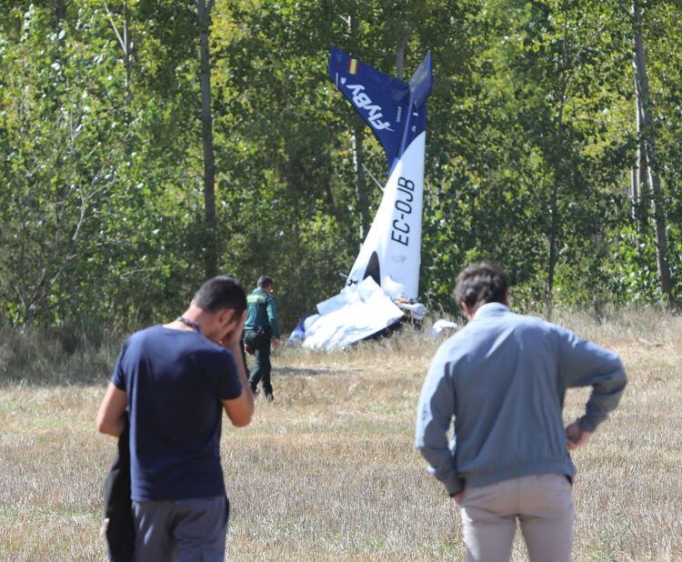 Muere una joven tras un accidente de avioneta en Abia de las Torres 1 La avioneta siniestrada en una finca de Abia de las Torres, Palencia. / Brágimo