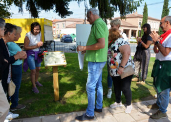 Momento del descubrimiento de la placa conmemorativa de 50 aniversasrio del Parque Municipal. / AMADOR MARUGÁN