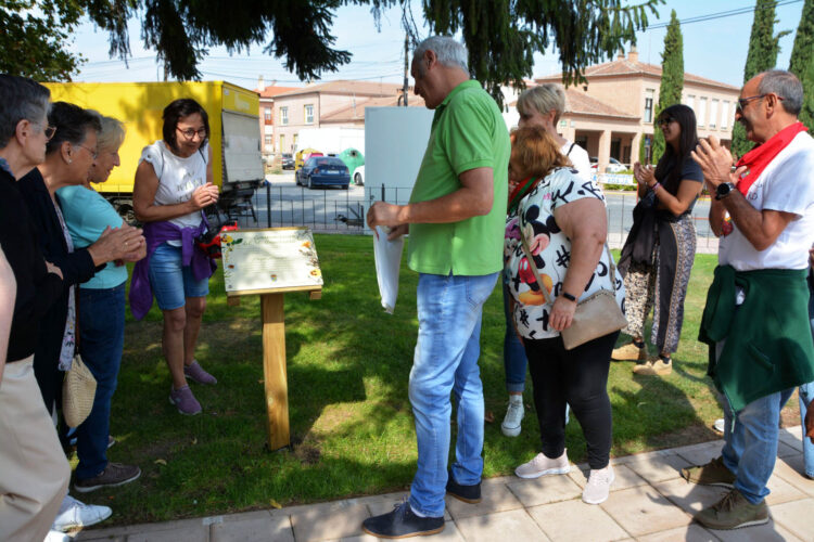 El grupo 'Efecto Pasillo', cita para la noche del viernes en Nava de la Asunción 1 Momento del descubrimiento de la placa conmemorativa de 50 aniversasrio del Parque Municipal. / AMADOR MARUGÁN
