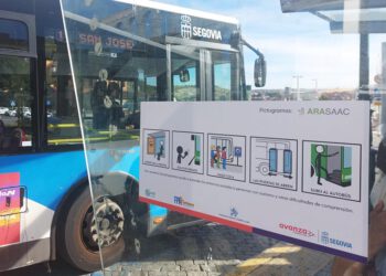 Proyecto 'MovilizaTEA' en una marquesina. / EL ADELANTADO