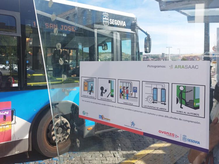 Proyecto 'MovilizaTEA' en una marquesina. / EL ADELANTADO