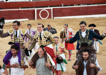 Joselito Adame, Javier Cortés y Sergio Pérez salen en hombros de la Plaza de Toros de Nava de la Asunción. / A.M.
