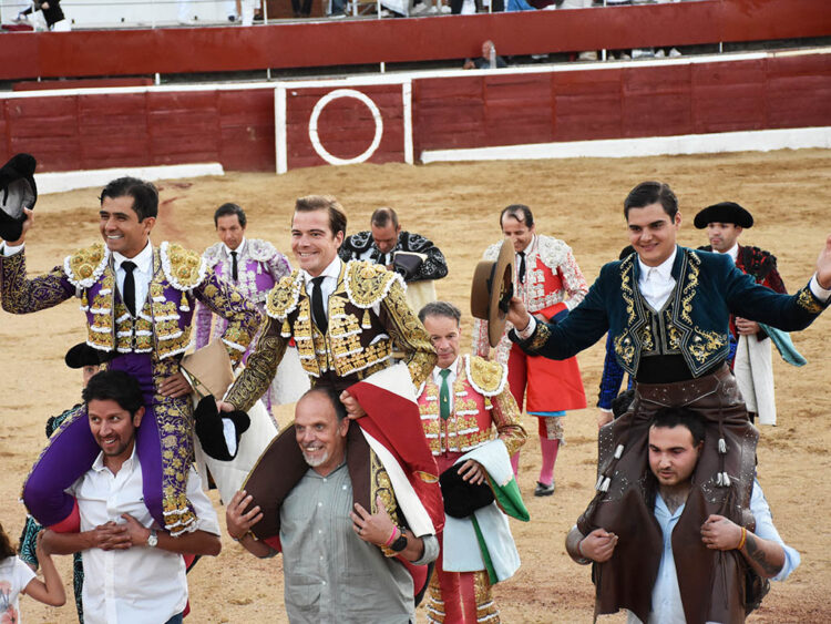 Joselito Adame, Javier Cortés y Sergio Pérez salen en hombros de la Plaza de Toros de Nava de la Asunción. / A.M.