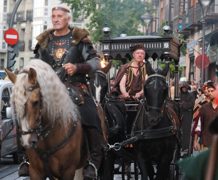 El coche fúnebre, custodiado por Tercios, franciscanos y una banda de gaiteros. / R. Valtero