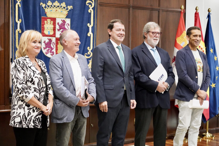 Junta y agentes sociales anuncian nuevos acuerdos para el día 27 1 Reunión entre la Consejera de Industria y el Presidente de la Junta con los representantes de sindicatos y patronal. / Leticia Pérez