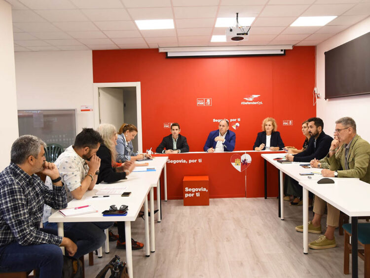 El PSOE achaca problemas de infraestructuras y de dotación de personal en el inicio del curso escolar 1 Reunión entre representantes del PSOE y de los AMPA
