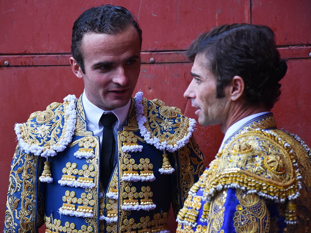 Los toreros Damián Castaño y Fernando Robleño valoran el estado del ruedo. / A.M.