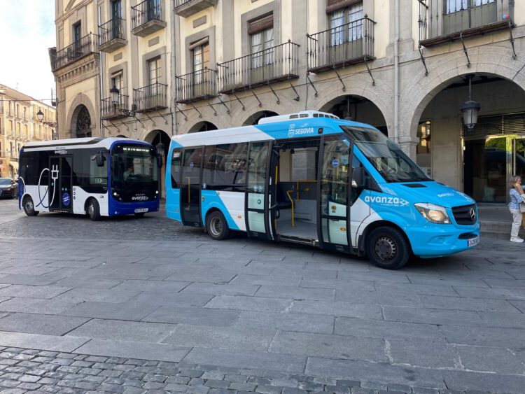 Comienza el sistema de lanzaderas con cerca de 300 pasajeros en la primera jornada 1 Microbuses lanzadera en la plaza Mayor de Segovia / Ayuntamiento