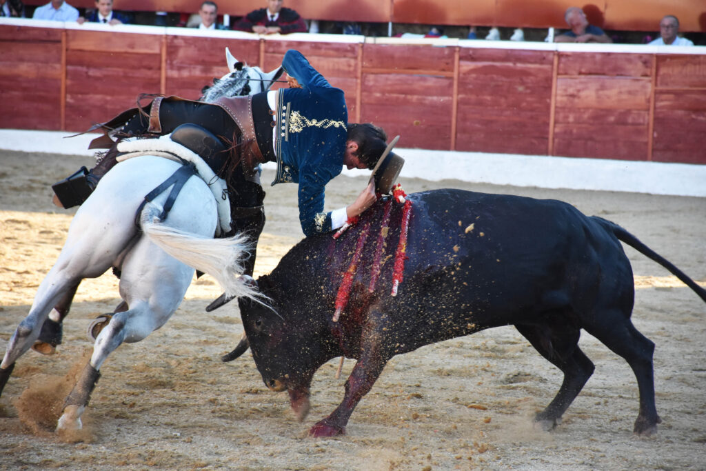 El rejoneador Sergio Pérez realiza la suerte del teléfono ante el cuarto ejemplar de Luis Albarrán. / A.M.