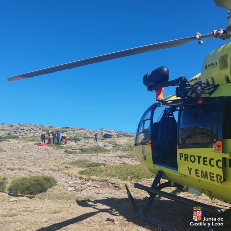 Rescatan a una mujer herida tras sufrir una caída en el Pico Peñalara 1 Momento del rescate.