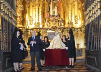 Las camareras llevan la imagen de La Fuencisla al Altar Mayor de la Catedral. / EL ADELANTADO