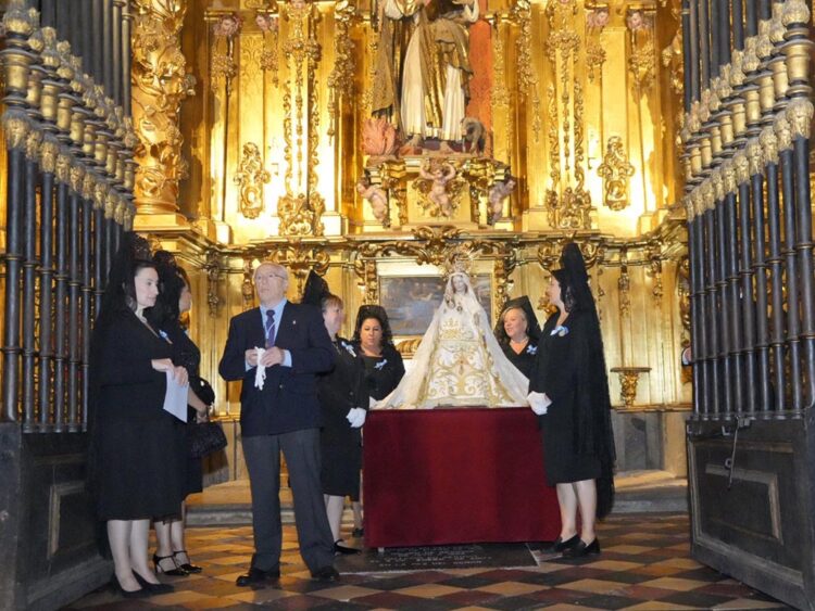 Las camareras llevan la imagen de La Fuencisla al Altar Mayor de la Catedral. / EL ADELANTADO