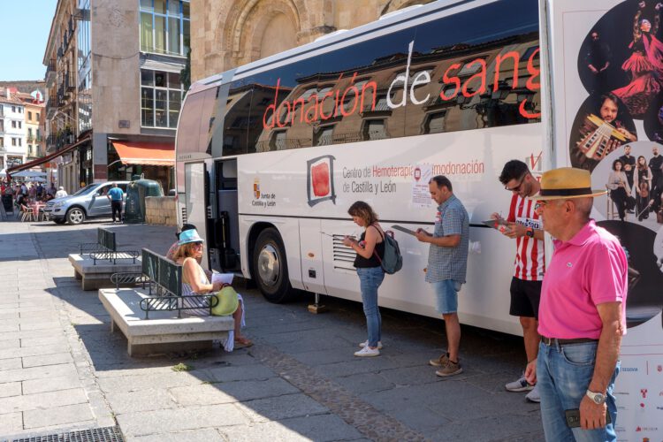 Autobús de donación de sangre en la Avenida del Acueducto.