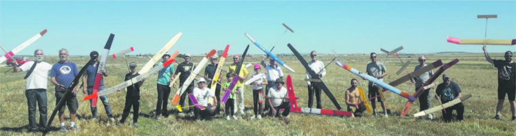 Cantimpalos acoge el Campeonato de España de Vuelo Libre de 2024 1 Grupo de aeromodelistas con sus planeadores / MIGUEL ÁNGEL GORDILLO