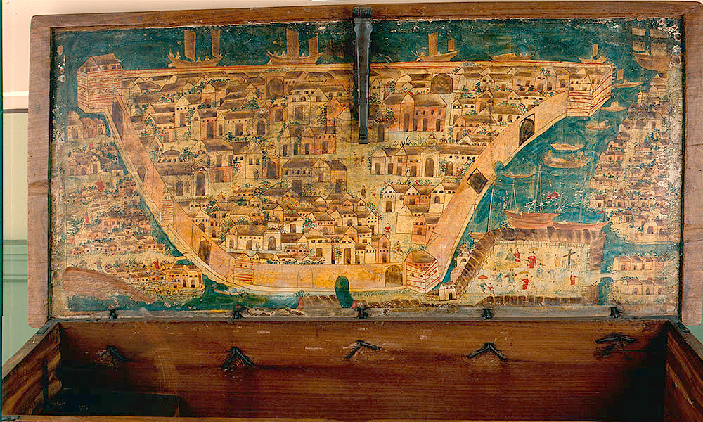 Este arcón muestra en la cara interna de su tapa un mapa de la ciudad de Manila, Filipinas. elpopular.mx