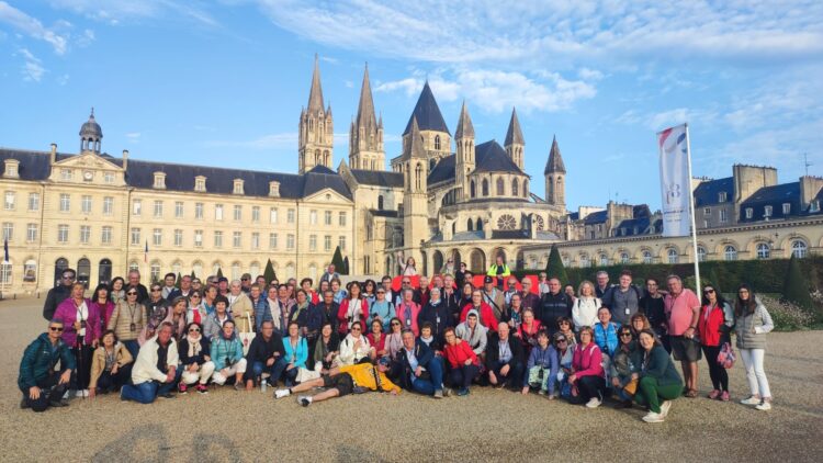 La parroquia de Cantimpalos visita los Castillos de Loira, Bretaña, Normandía y París 1 Grupo de excursionistas / LOURDES MATARRANZ
