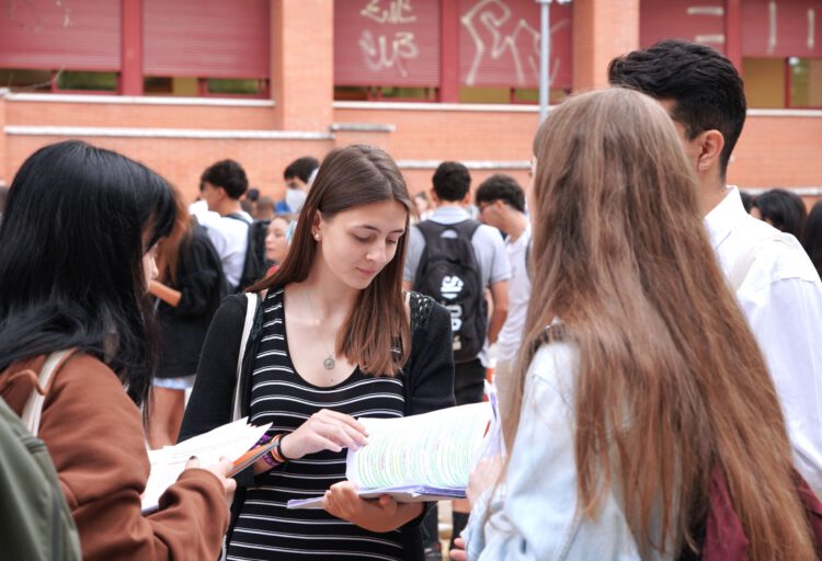 La región tiene la segunda tasa de escolarización más alta de España 1 Alumnos antes de celebrar la EBAU en un distrito de la Universidad de Valladolid./ ICAL