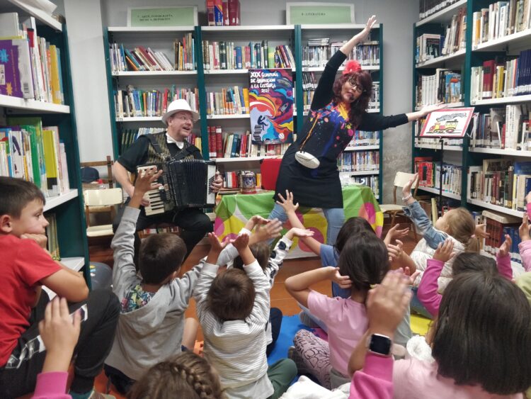 ‘El Sombrero de la Memoria’ cautiva a los espectadores de Fuentepelayo 1 Actuación de la compañía ‘El Sombrero de la Memoria’ / JUAN CRUZ SERRANO