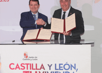 El presidente de la Diputación, Miguel Ángel de Vicente y Mañueco en un momento de la firma.